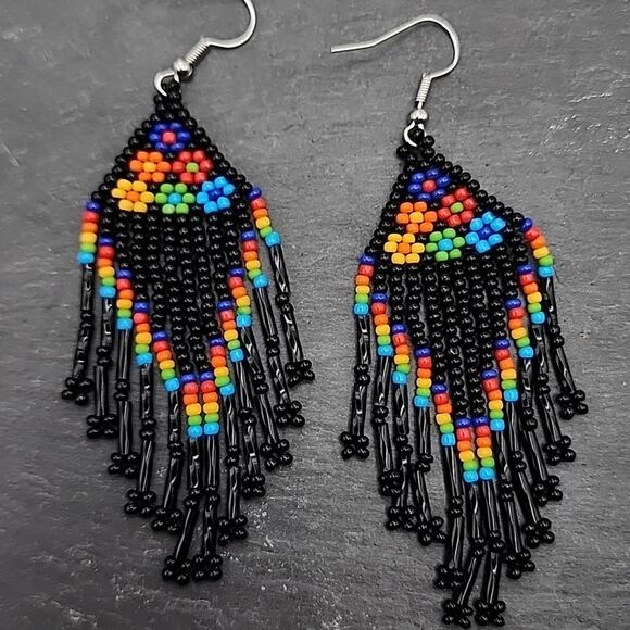 Black Beaded Retro Floral Earrings - Picture 3 of 7